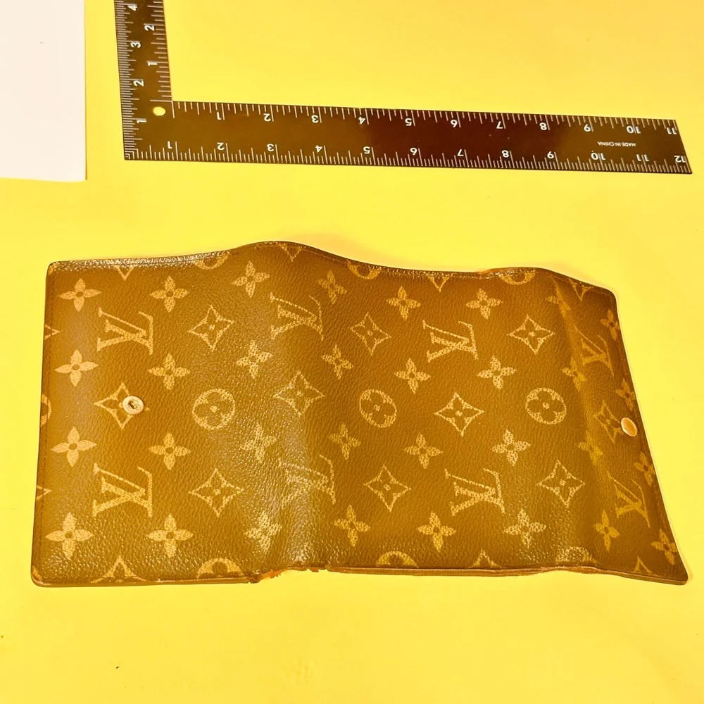 Louis Vuitton Monogram passport Wallet - Picture 8 of 15